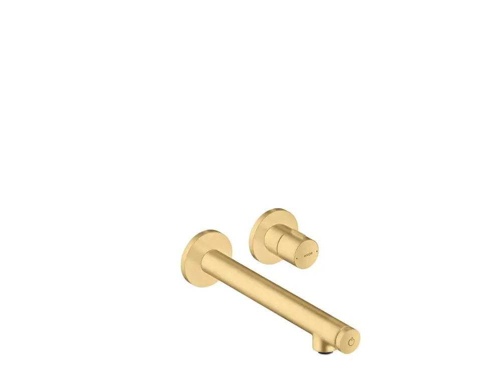 Wandmontierter, goldfarbener AXOR Waschtischmischer mit zwei Bedienelementen und einem langen Auslauf. Klarer, minimalistischer Designansatz.